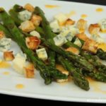 Grillowane szparagi z serem pleśniowym i grzankami