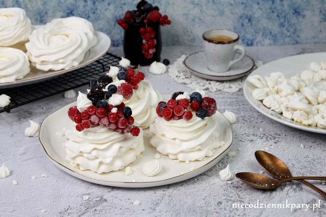 Bezy mini Pavlova z kremem i owocami