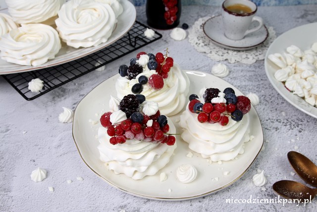 Bezy mini Pavlova z kremem i owocami