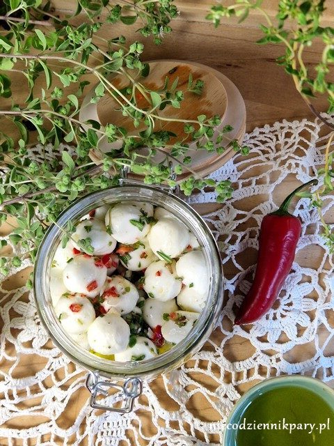 Mini mozzarelle marynowane w ziołach i oliwie Mini mozzarelle marynowane w ziołach i oliwie