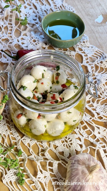 Mini mozzarelle marynowane w ziołach i oliwie Mini mozzarelle marynowane w ziołach i oliwie